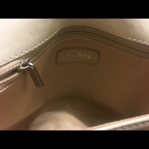 Off-white vintage Chanel bag. Classy and unique - Picture 1 of 6